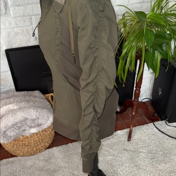 Lululemon Dance studio jacket III reversible w/ hood, women’s Jacket size 8. - Picture 5 of 11